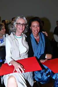 Las periodistas Marta Lamas y Ginger Thompson 