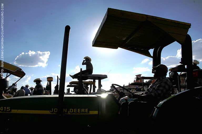Campesinos en tractor