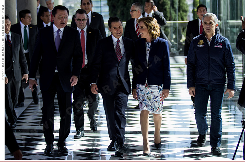 Miguel Ángel Osorio Chong, secretario de Gobernación; Enrique Peña Nieto, Presidente de México; María Elena Morera, presidenta de Causa en Común, y Miguel Ángel Mancera, Jefe de Gobierno