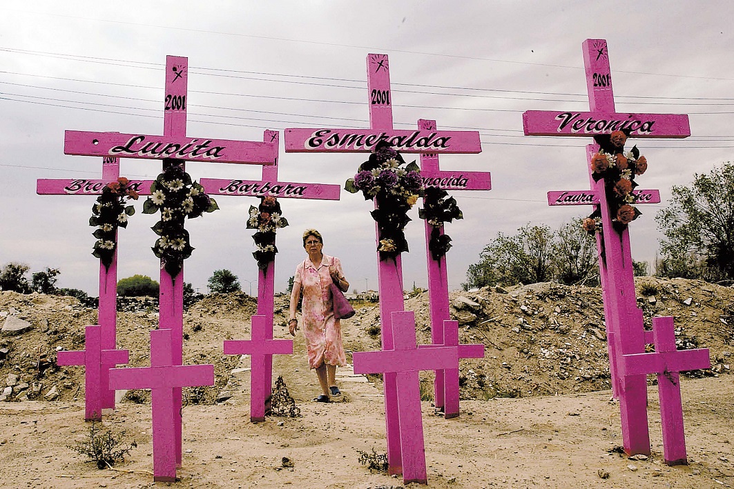 Cruces rosas en memoria de mujeres victimas de feminicidios