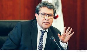 Ricardo Monreal presenta una iniciativa de reforma para facilitar la cancelación de tarjetas de crédito y débito, buscando proteger a usuarios.