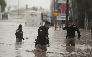 Sheinbaum anuncia plan de 4 ejes para damnificados por lluvias en Puebla, Veracruz, Hidalgo, SLP y Querétaro. Incluye apoyos económicos.