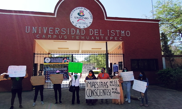 Manifestantes fuera de la Unistmo