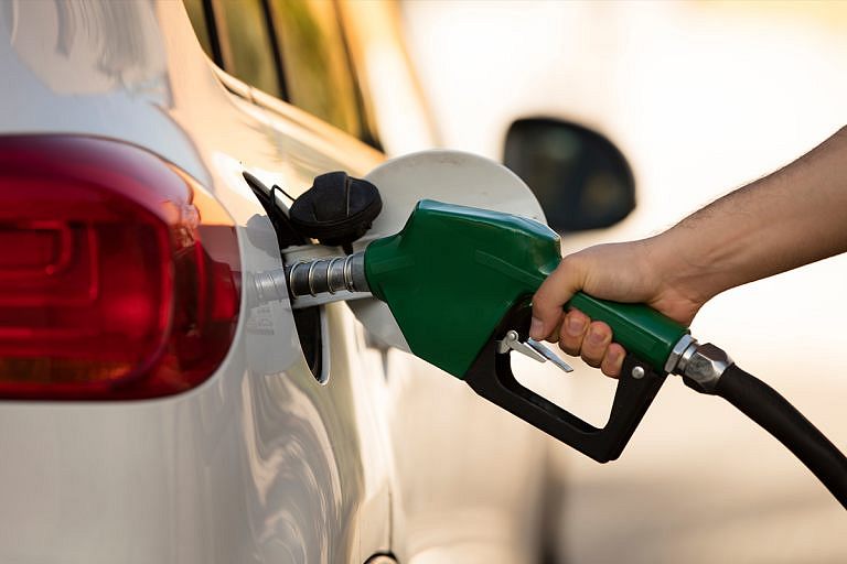 El precio de la gasolina magna se mantendrá en 24 pesos durante los próximos seis meses, Sheinbaum pacta tope con empresarios.