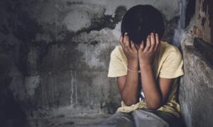 Niño se tapa el rostro por miedo y angustia