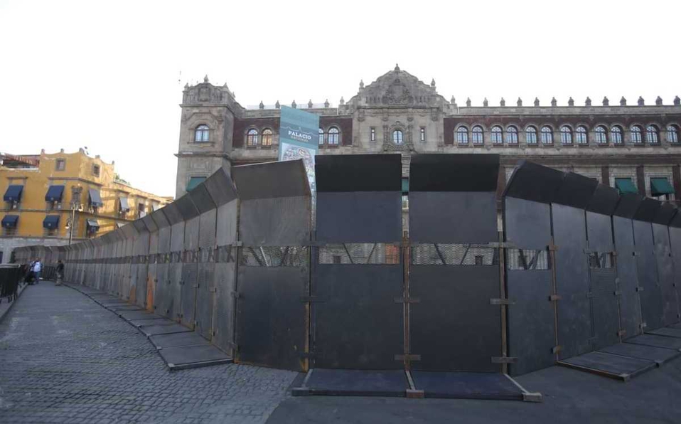 Valla fuera de Palacio Nacional