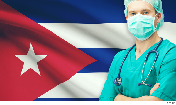 Médico frente a la bandera de Cuba