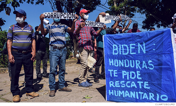 Migrantes solicitando ayuda humanitaria al presidente Biden