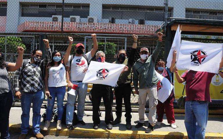 Personas en huelgalevantan en puño en una protesta