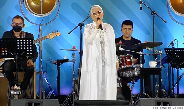 Eugenia León en concierto por el día de las madres