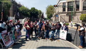 Plantón de Madres y padres de los 43 de Ayotzinapa en solidaridad con Mactumatzá y Teteles