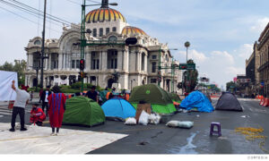 Indígenas triquis desplazados en Bellas Artes