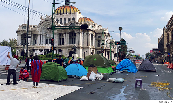 Indígenas triquis desplazados en Bellas Artes