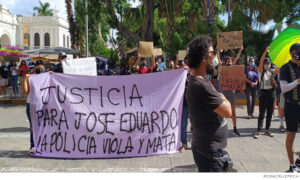Manifestantes pidiendo justicia para José Eduardo Ravelo