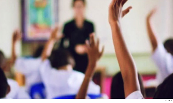 Niños tomando clases en la escuela