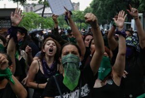 manifestantes gritan y alzan los brazos en pro del aborto