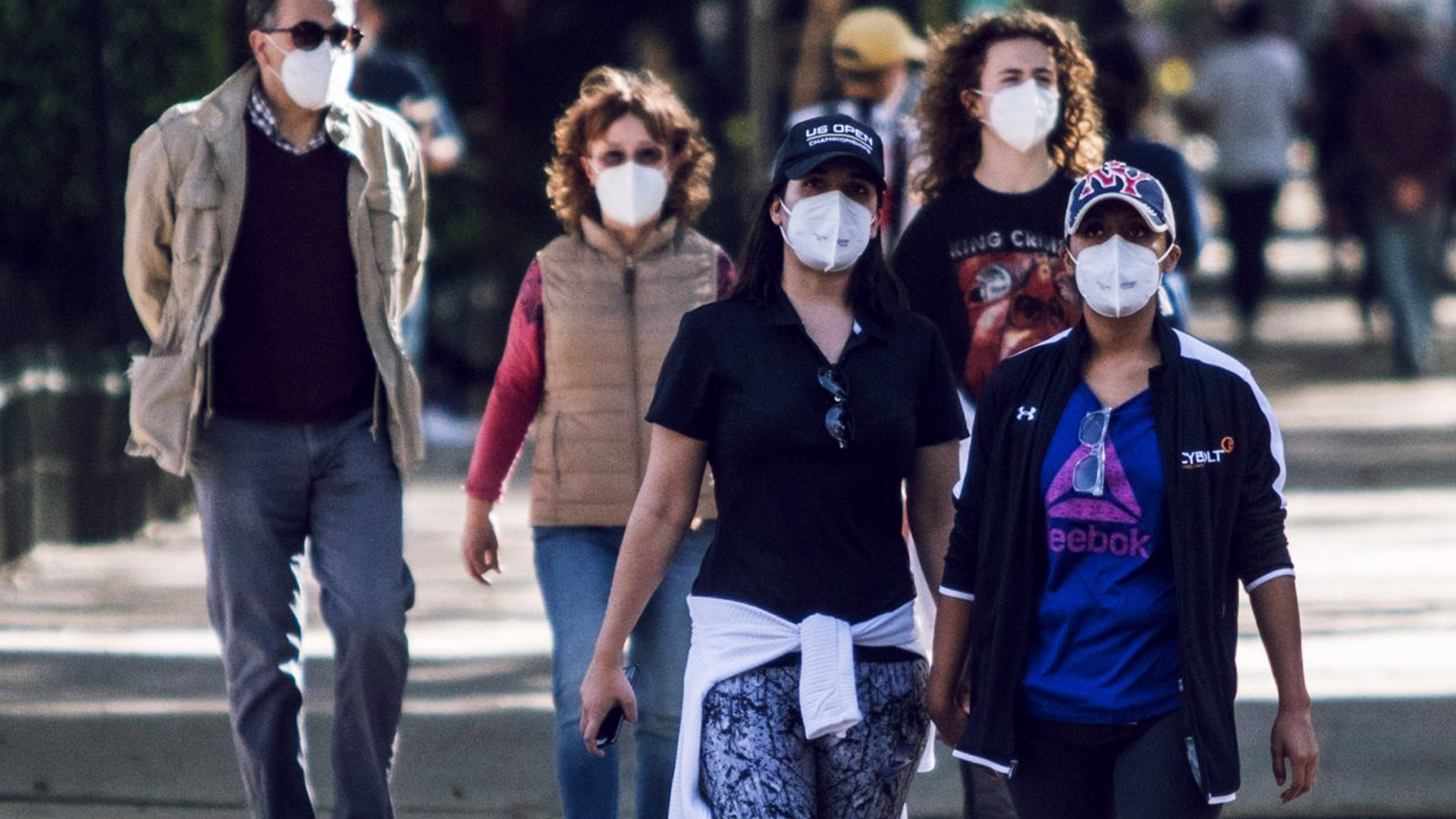 Gente usando cubrebocas por la pandemia de Covid-19