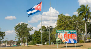 Análisis de la revolución mediática y cultural en Cuba y Venezuela como resistencia a la hegemonía y al silencio de los grandes corporativos.