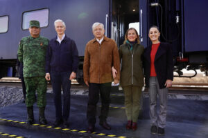 El presidente de México Andrés Manuel López Obrador, junto a su esposa, Claudia Sheinbaum, Alfredo Del Mazo y Luis Cresencio Sandoval en el aeropuerto Felipe Ángeles