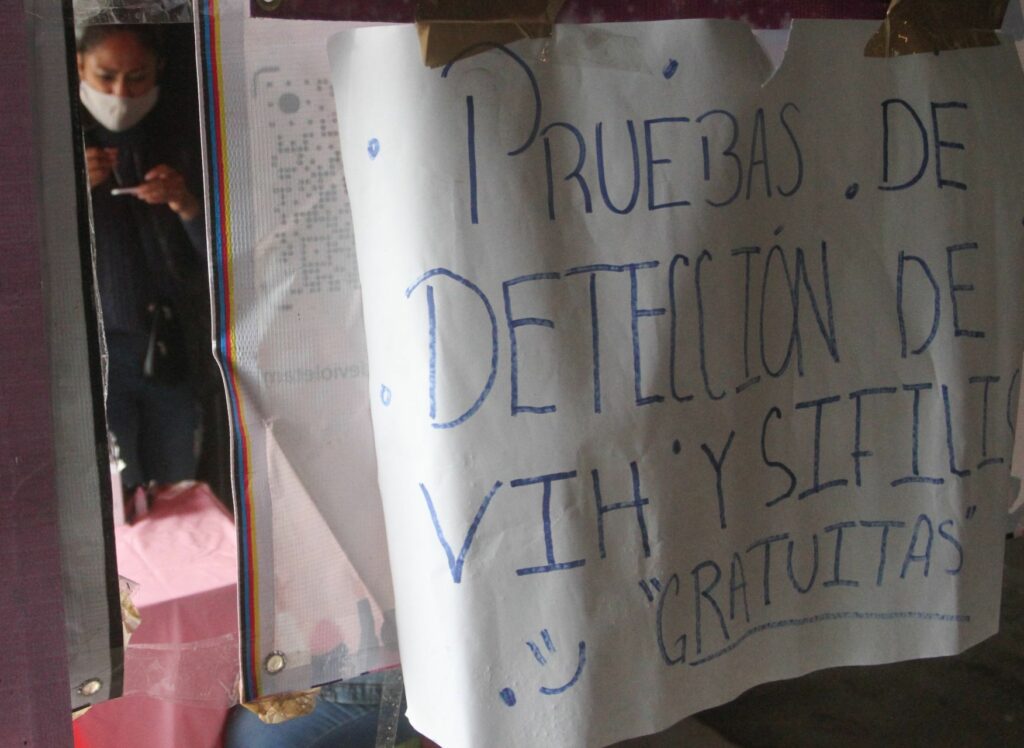 Cartel que pide pruebas de detección de VIH y sífilis gratuitas  