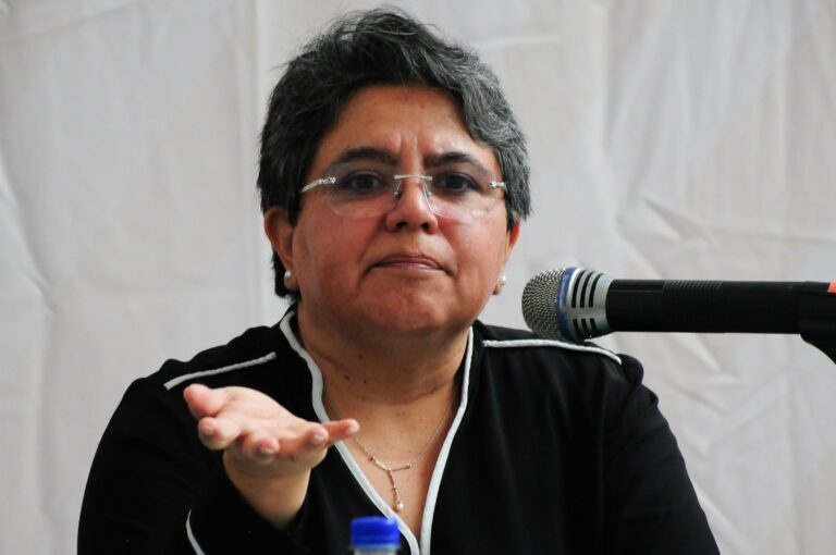 Sheinbaum respalda a Raquel Buenrostro; atribuye campaña de desprestigio a su combate a la corrupción en SAT y Fonden