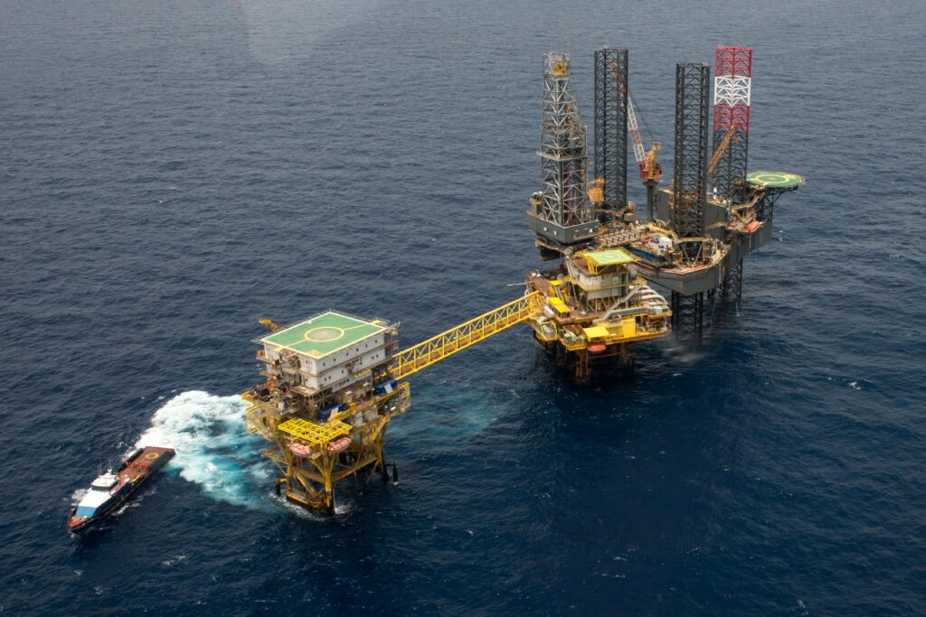 Ante alza en precio de petróleo, México podría aplicar Impuesto Especial sobre Producción y Servicios (IEPS) a combustibles