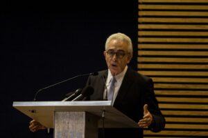 Un centenar de exfuncionarios del Banxico mantiene el privilegio de que el erario de la nación les pague pensiones vitalicias. Entre ellos el expresidente Ernesto Zedillo