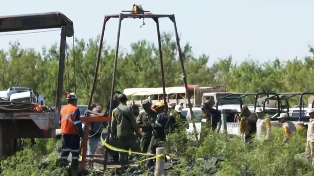 Rescatistas en la mina en Sabinas, Coahuila, donde 10 mineros permanecen atrapados