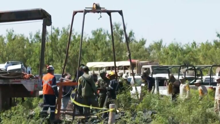 Rescatistas en la mina en Sabinas, Coahuila, donde 10 mineros permanecen atrapados