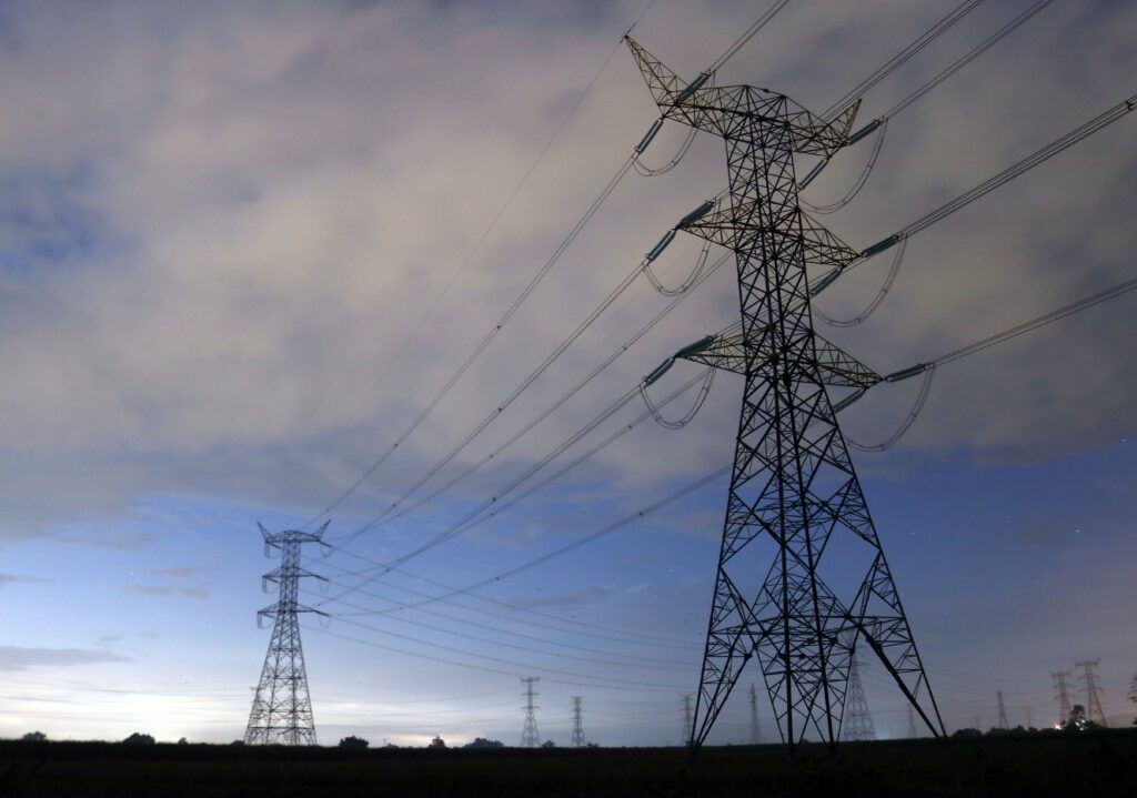 Para ampliar la red de transmisión de electricidad en México, se invertirá 8 mil 177 millones de dólares, informó la secretaria de Energía