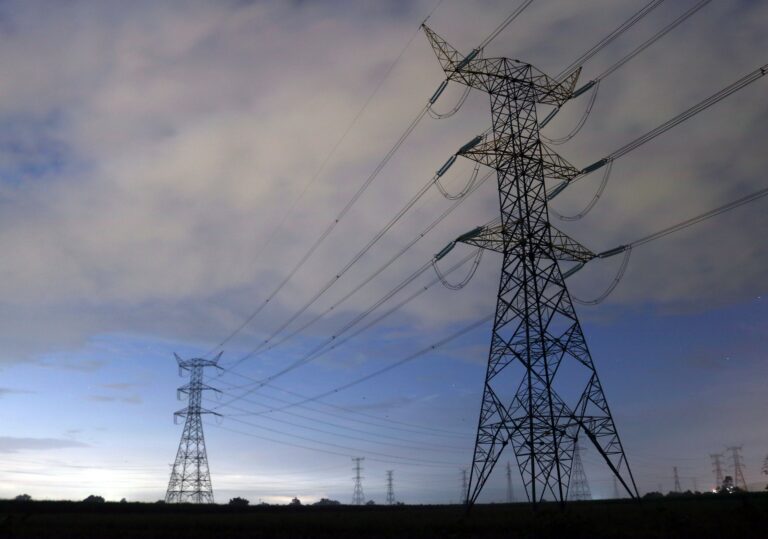 Para ampliar la red de transmisión de electricidad en México, se invertirá 8 mil 177 millones de dólares, informó la secretaria de Energía
