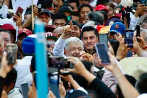 Andrés Manuel López Obrador no percibe riesgo a su seguridad o su vida, luego de que en la histórica marcha que encabezó –el domingo 27 de noviembre en la capital del país– se rompió el protocolo de seguridad que se establece para todos los presidentes