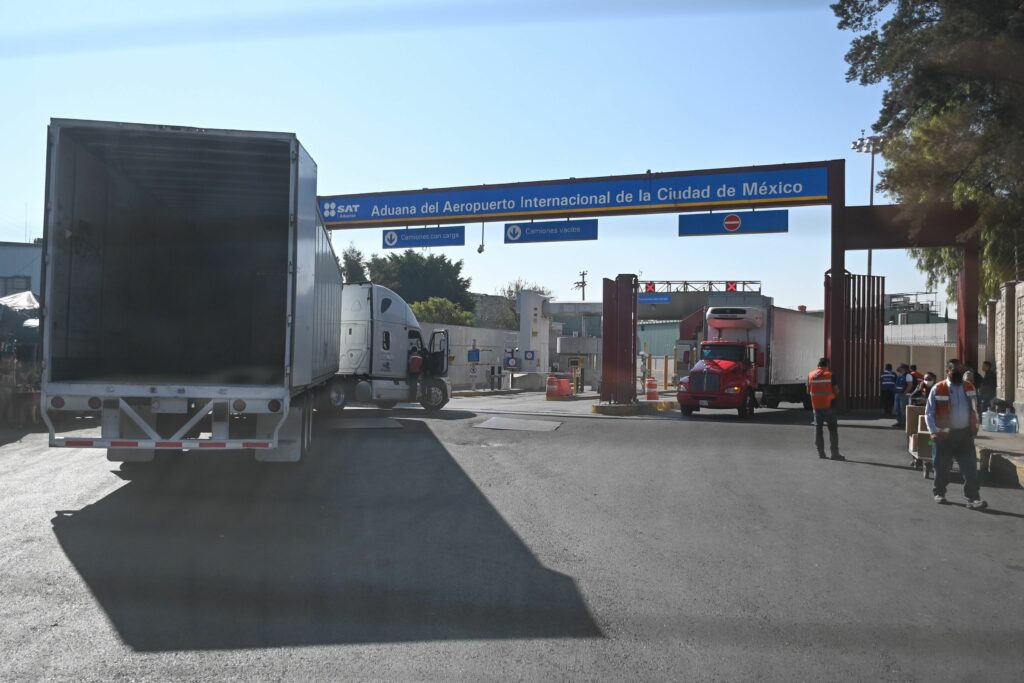 Sheinbaum busca 400 mil mdp extra en aduanas para 2026 combatiendo corrupción. Aclara rol de Fuerzas Armadas.