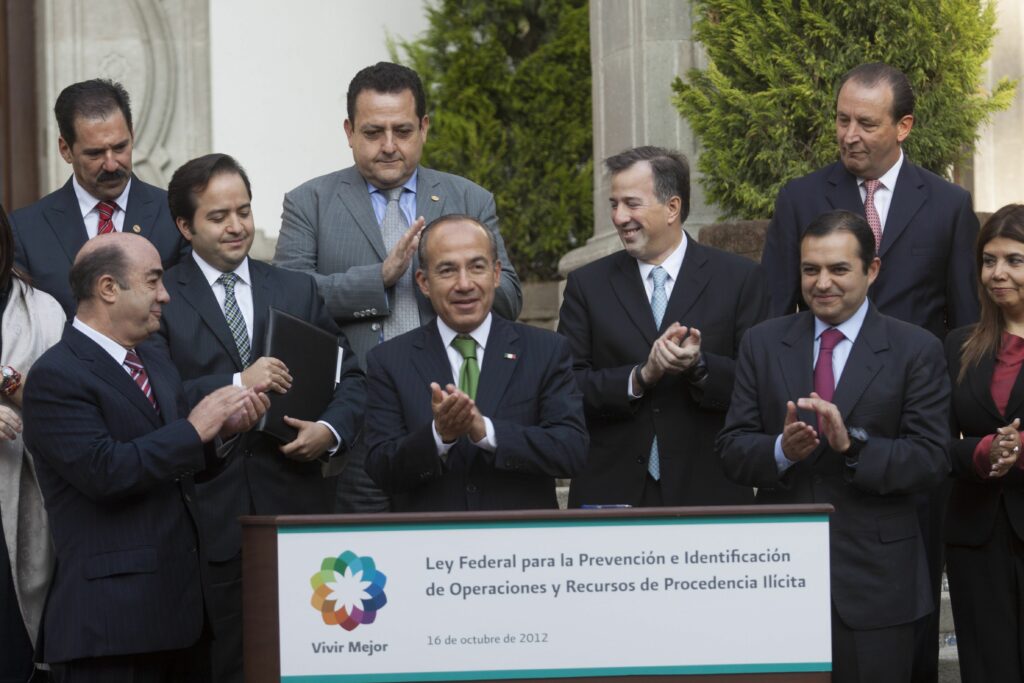 En el sexenio de Felipe Calderón, Hacienda manejó discrecionalmente miles de millones de pesos al margen del presupuesto aprobado