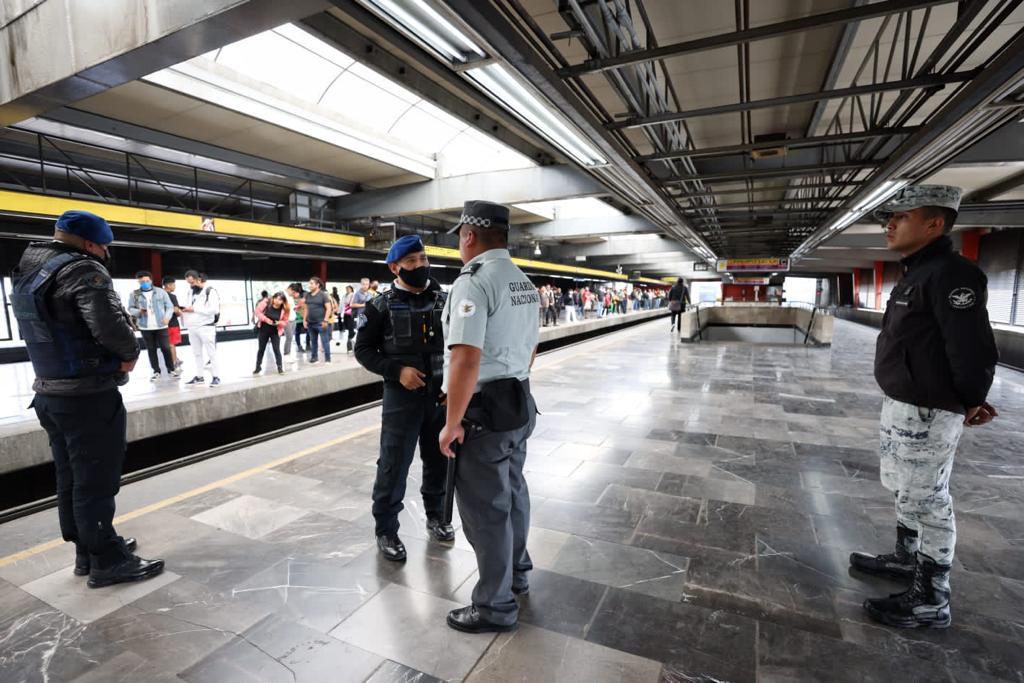 Elementos de la Policia Bancaria e Industrial y de la Guardia Nacional haciendo los preparativos para trabajar en conjunto en la vigilancia del Metro de la Ciudad de México