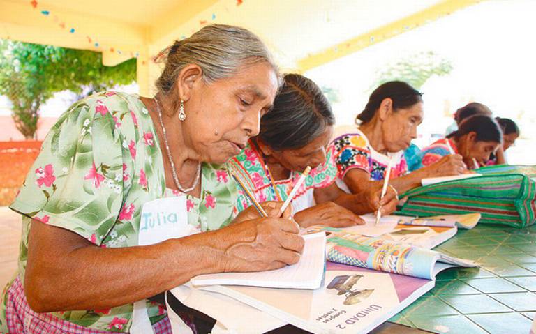 Mujeres e indígenas, con más rezago educativo: Huerta Rosas
