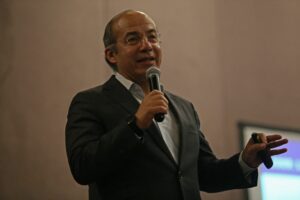 Sheinbaum acusa a Calderón de “entreguista” por pedir intervención de EU contra reforma judicial en conferencia en Washington