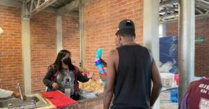 Actualmente, el albergue temporal instalado en la alcaldía Tláhuac atiende a 70 personas migrantes. De estas, 36 son hombres, 18 mujeres, 11 niños y 5 niñas.