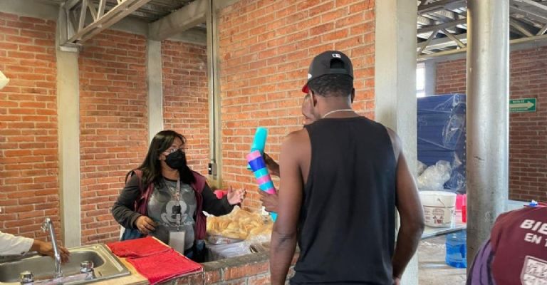 Actualmente, el albergue temporal instalado en la alcaldía Tláhuac atiende a 70 personas migrantes. De estas, 36 son hombres, 18 mujeres, 11 niños y 5 niñas.