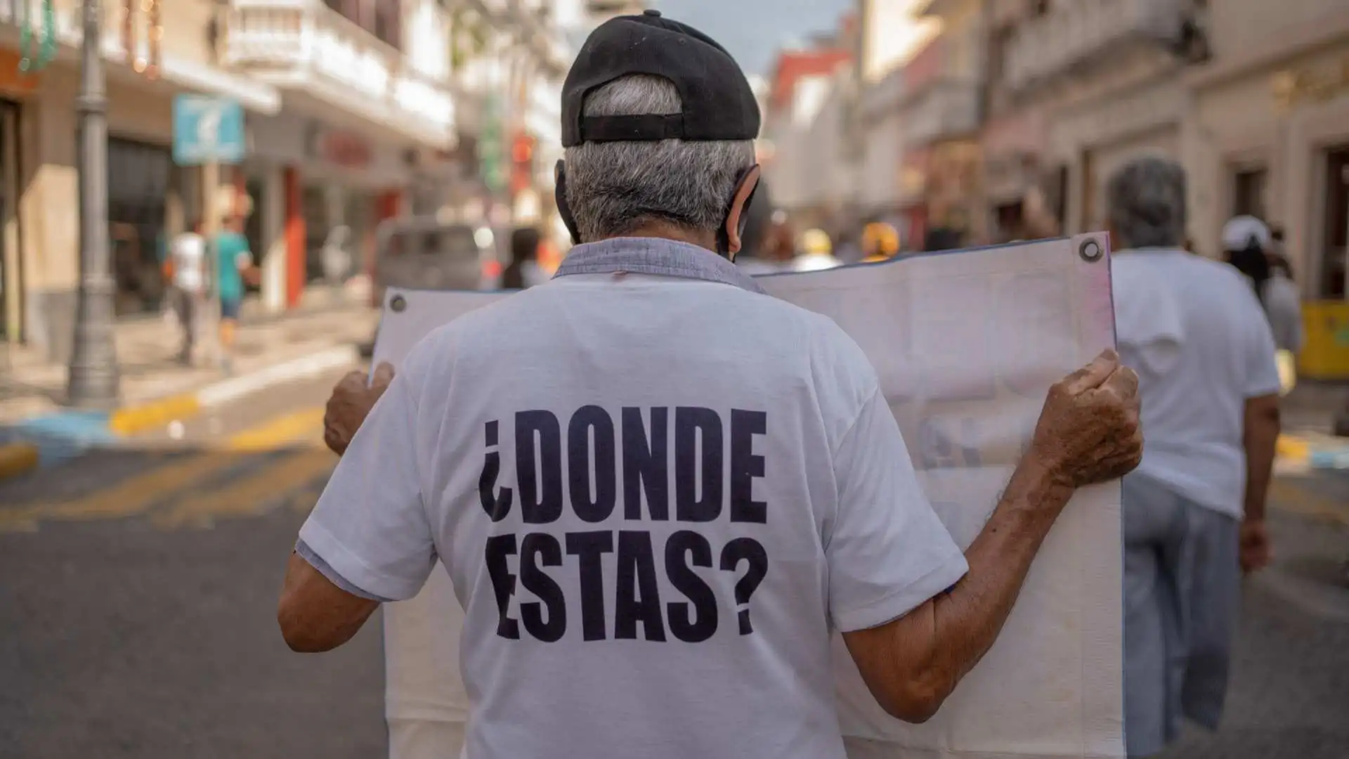 Defensores de DH y familiares exigieron justicia por las víctimas de la estrategia contrainsurgente que encabezaron gobiernos priístas