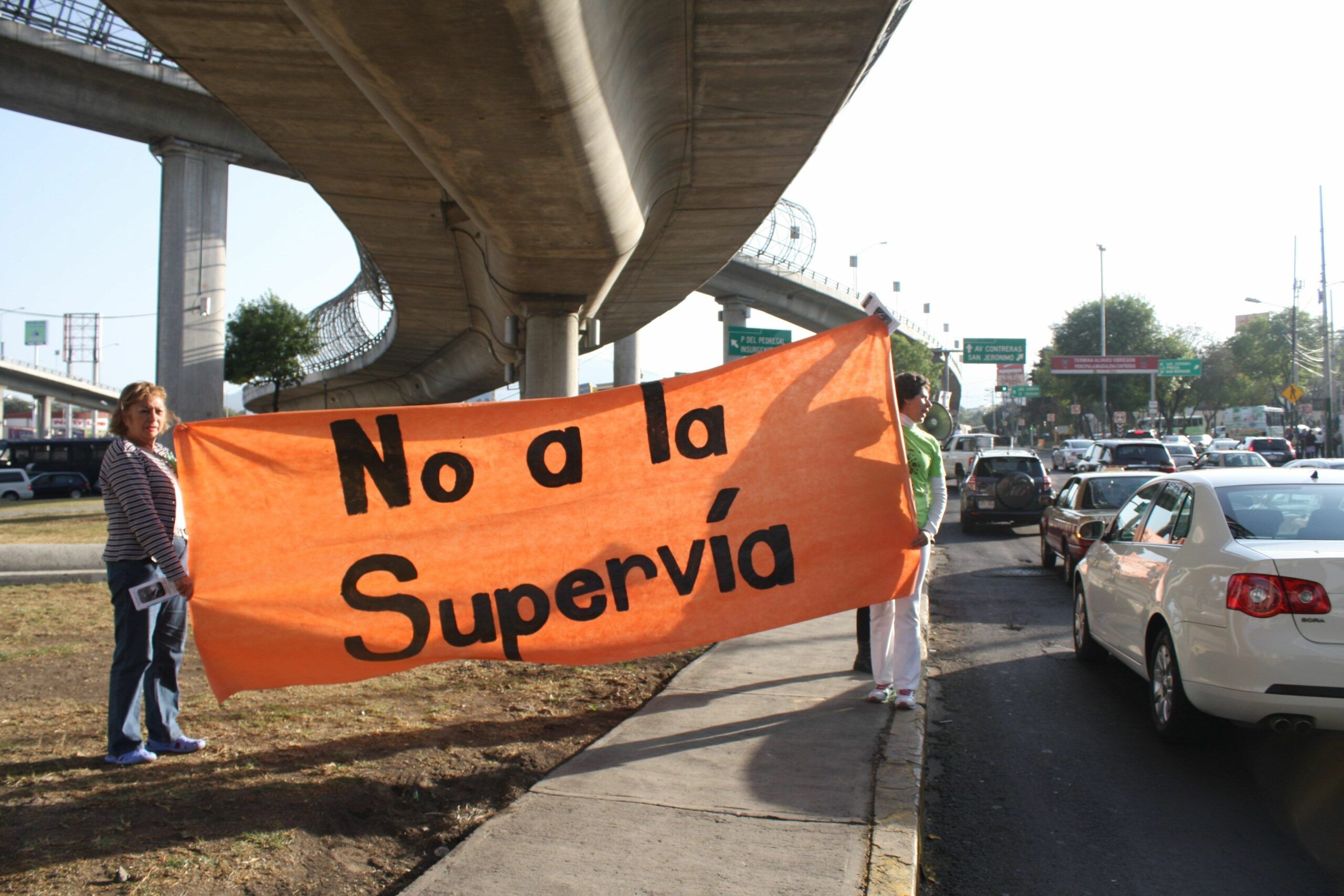 Sin anexar evidencias que desvirtuaran las hipótesis de la UIF respecto a las presuntas operaciones con recursos de procedencia ilícita vinculadas a la propiedad de diversos bienes inmuebles en Santa Fe