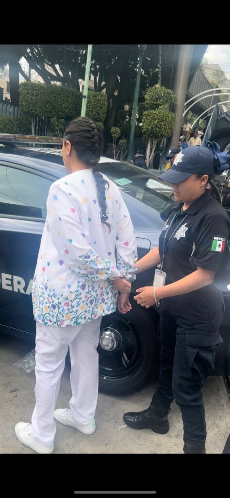 Detienen a dos trabajares del hospital La Raza, del IMSS, por portar droga