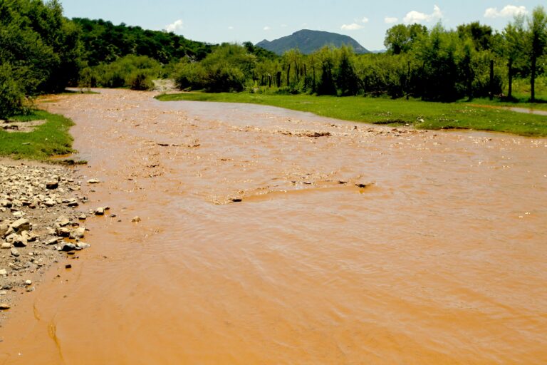 Sheinbaum exige a Grupo México cumplir remediación del Río Sonora. Advierte que la denuncia penal de 2014 sigue vigente.