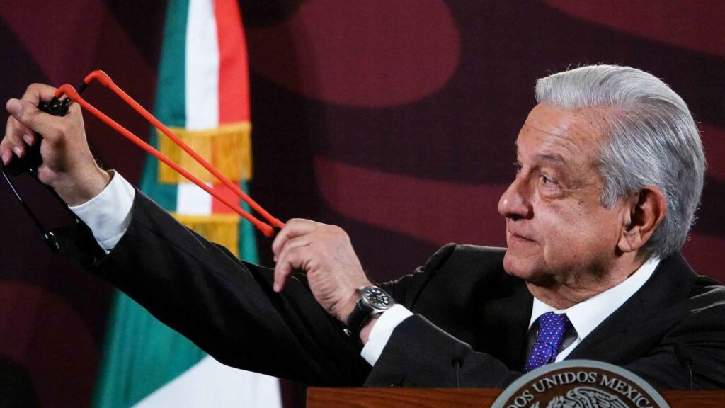 Los jóvenes que irrumpieron en Palacio Nacional portaban resorteras, piedras y hasta balines, informó el presidente López Obrador
