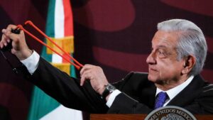 Los jóvenes que irrumpieron en Palacio Nacional portaban resorteras, piedras y hasta balines, informó el presidente López Obrador