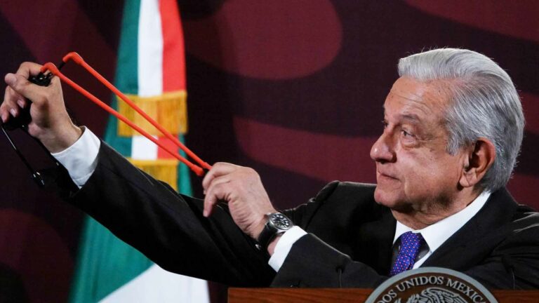 Los jóvenes que irrumpieron en Palacio Nacional portaban resorteras, piedras y hasta balines, informó el presidente López Obrador