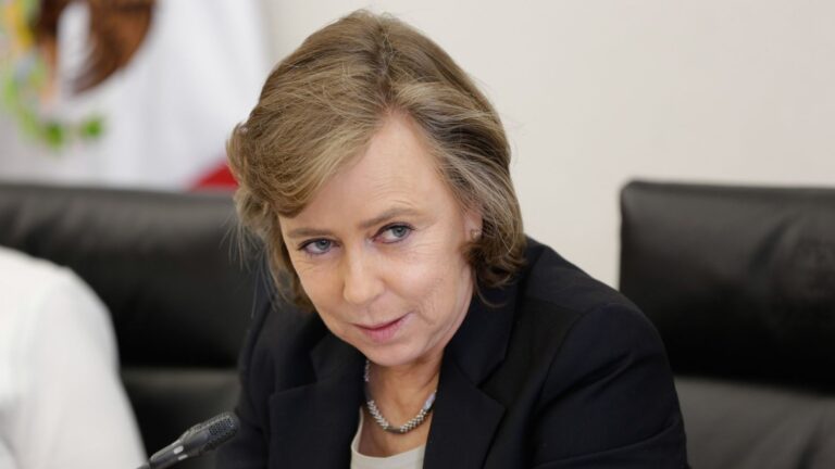 FGR judicializa caso contra María Amparo Casar por pensión indebida en Pemex; expediente revela pagos por 31 mdp, incluyendo colegiaturas.