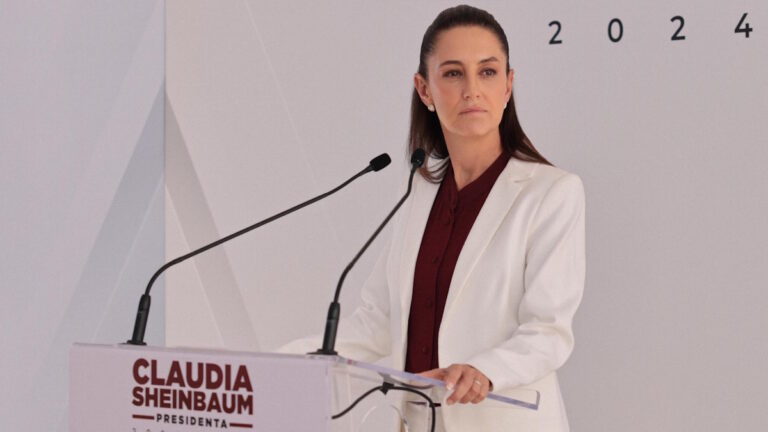Claudia Sheinbaum defiende que la reforma de supremacía constitucional sólo reafirma a la Constitución como ley máxima.