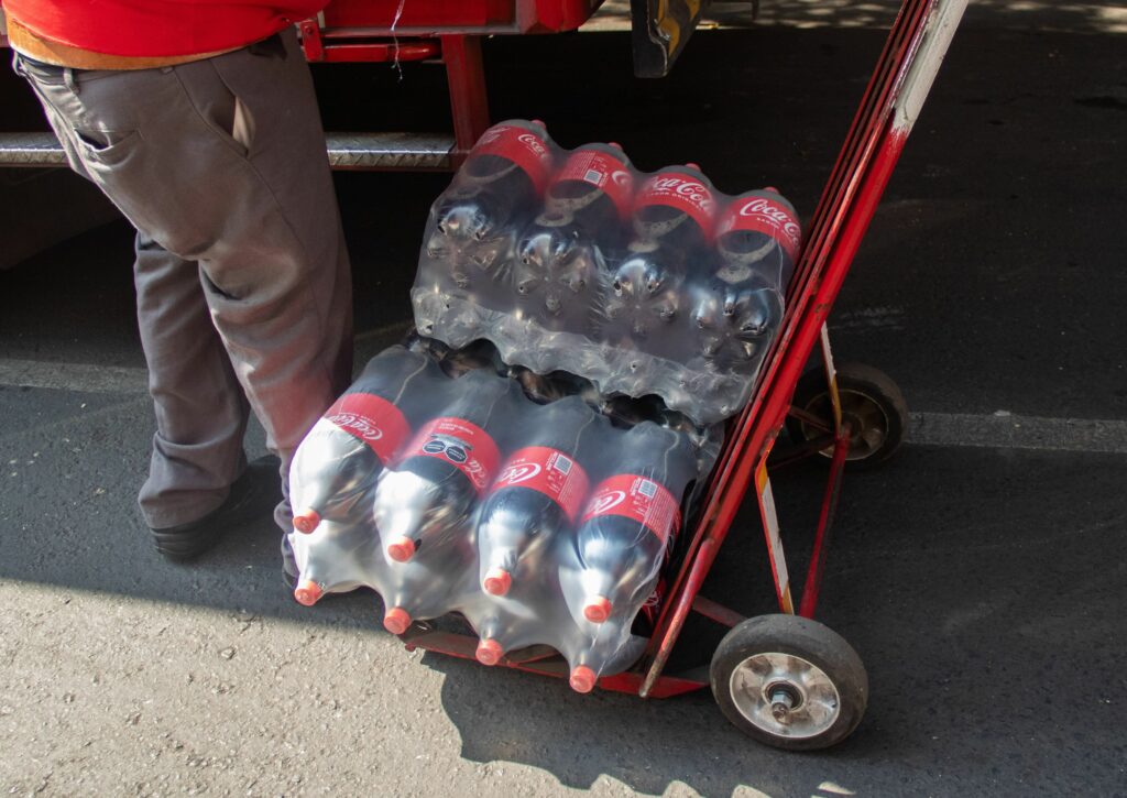 Gobierno de México e industria refresquera acuerdan un impuesto de $1.5 por litro a bebidas con edulcorantes no calóricos a partir de 2026.