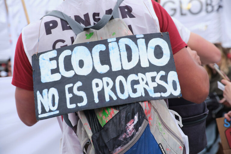 Cofundadora del Comité de Crisis de Amadiba, Mbuthuma sigue luchando por los derechos de su comunidad y por el ambiente.